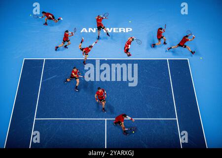 Anvers, Belgique. 15 octobre 2024. (NOTE DE LA RÉDACTION : L'image est un composite numérique.) Le belge Zizou Bergs photographié en action lors d’un match de tennis en manche 32 de la compétition simple lors du tournoi ATP European Open Tennis à Anvers, mardi 15 octobre 2024. BELGA PHOTO JASPER JACOBS crédit : Belga News Agency/Alamy Live News Banque D'Images