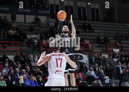 N°2 Kuhse Tommy (Bertram Derthona basket Tortona) et n°17 Mario Saint-Supery (Baxi Manresa) lors de Bertram Derthona basket vs BAXI Manresa, match de basket-ball de la Ligue des Champions à Casale, Italie, le 15 octobre 2024 Banque D'Images