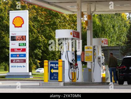 Toronto, Canada. 15 octobre 2024. Un homme fait le plein d'un véhicule à une station-service à Mississauga, dans la région du Grand Toronto, Canada, le 15 octobre 2024. L'indice des prix à la consommation (IPC) du Canada a augmenté de 1,6 % d'une année à l'autre en septembre, en baisse par rapport à un gain de 2 % en août, a déclaré Statistique Canada mardi. Crédit : Zou Zheng/Xinhua/Alamy Live News Banque D'Images