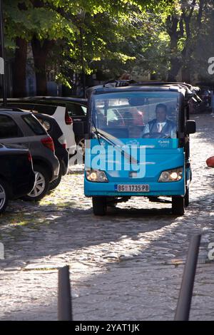 Belgrade, Serbie - 10 octobre 2024 : véhicule électrique ouvert ''Sparrow'' sur son itinéraire dans les rues de la ville de Kosancicev Venac Banque D'Images