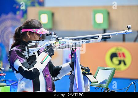 Delhi, INDE. 15 octobre 2024. Sonam Uttam Maskar, de l'Inde, a remporté la médaille d'argent dans la finale de la Coupe du monde ISSF 2024 à Delhi, INDE. Crédit : Ranjith Kumar/Alamy Live News. Banque D'Images