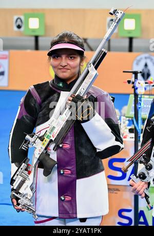 Delhi, INDE. 15 octobre 2024. Sonam Uttam Maskar, de l'Inde, a remporté la médaille d'argent dans la finale de la Coupe du monde ISSF 2024 à Delhi, INDE. Crédit : Ranjith Kumar/Alamy Live News. Banque D'Images