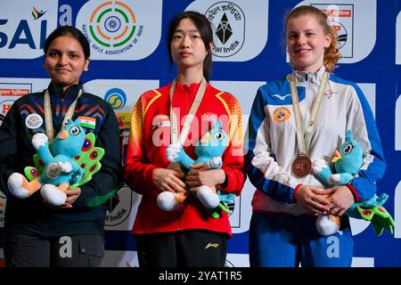 Delhi, INDE. 15 octobre 2024. Sonam Uttam Maskar, de l'Inde, a remporté la médaille d'argent dans la finale de la Coupe du monde ISSF 2024 à Delhi, INDE. Crédit : Ranjith Kumar/Alamy Live News. Banque D'Images