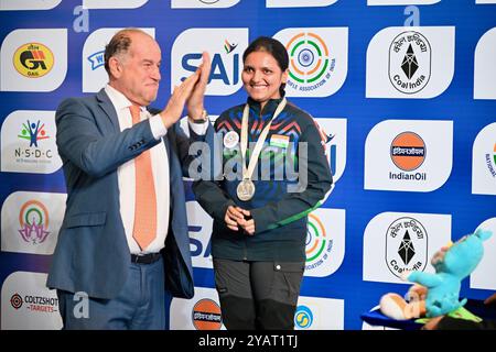 Delhi, INDE. 15 octobre 2024. Sonam Uttam Maskar, de l'Inde, a remporté la médaille d'argent dans la finale de la Coupe du monde ISSF 2024 à Delhi, INDE. Crédit : Ranjith Kumar/Alamy Live News. Banque D'Images