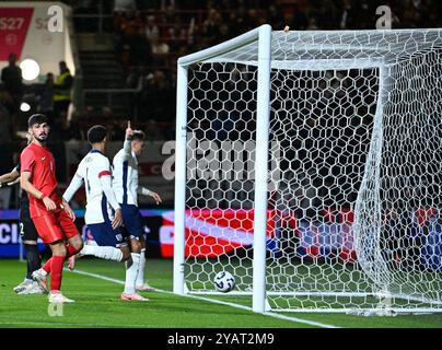 Ashton Gate, Bristol, Royaume-Uni. 15 octobre 2024. Euro 2025 Groupe F qualifier Football, Angleterre U21s contre Azerbaïdjan U21s ; Callum Doyle, de l'Angleterre, suit le ballon dans le net marquant son but à la 19e minute pour 2-0 crédit : action plus Sports/Alamy Live News Banque D'Images