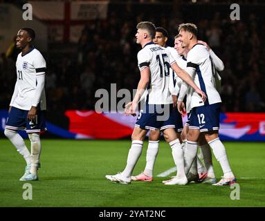 Ashton Gate, Bristol, Royaume-Uni. 15 octobre 2024. Euro 2025 Groupe F qualifier Football, Angleterre U21s contre Azerbaïdjan U21s ; Callum Doyle d'Angleterre célèbre avec ses équipes après avoir marqué à la 19e minute pour 2-0 crédit : action plus Sports/Alamy Live News Banque D'Images