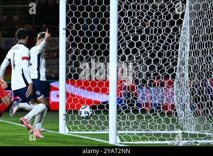 Ashton Gate, Bristol, Royaume-Uni. 15 octobre 2024. Euro 2025 Groupe F qualifier Football, Angleterre U21s contre Azerbaïdjan U21s ; Callum Doyle, de l'Angleterre, suit le ballon dans le net marquant son but à la 19e minute pour 2-0 crédit : action plus Sports/Alamy Live News Banque D'Images