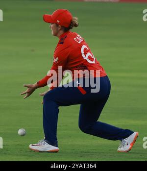 Dubaï, Dubaï, Émirats arabes Unis. 15 octobre 2024. Alice Capsey d'Angleterre a abandonné Qiana Joseph des Antilles lors du match n°20 du Groupe B de la Coupe du monde féminine de cricket T20 de l'ICC entre l'Angleterre et les Antilles au Dubai International Cricket Stadium, Dubaï, Émirats Arabes Unis, le 15 octobre 2024 (crédit image : © Avijit Das/ZUMA Press Wire) USAGE ÉDITORIAL SEULEMENT! Non destiné à UN USAGE commercial ! Banque D'Images