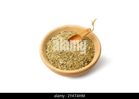 Un bol en bois avec yerba mate et une cuillère en bois sur fond blanc avec espace copie Banque D'Images