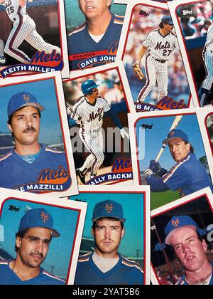 Woodbridge, New Jersey - 15 octobre 2024 : une collection de cartes de baseball mets par Topps des années 1980 Banque D'Images