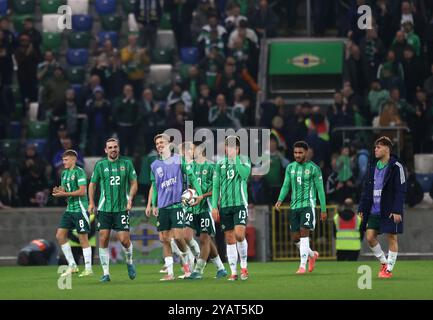 Isaac Price d'Irlande du Nord célèbre son Hat-trick avec le ballon de match après le match du Groupe C3 de l'UEFA Nations League à Windsor Park, Belfast. Date de la photo : mardi 15 octobre 2024. Banque D'Images