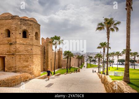 Rabat, Maroc - 22 mars 2024 : vue sur l'ancienne Kasbah des Oudayas, la citadelle construite au XIIe siècle par les Almohades sur une colline près du m Banque D'Images