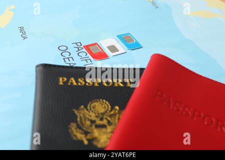 Passeports et cartes SIM sur la carte du monde, gros plan Banque D'Images