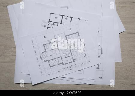 Différents dessins architecturaux sur table en bois, vue de dessus Banque D'Images