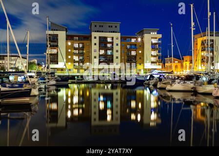 Portishead marina reflets la nuit Banque D'Images