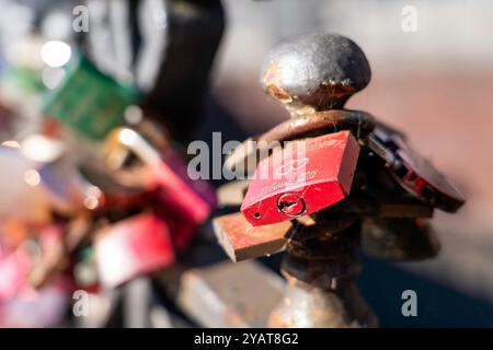 Cadenas Love rouge avec cœurs gravés sur Rail en métal à Hambourg Banque D'Images