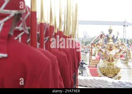 Bangkok, Thaïlande. 15 octobre 2024. Les rameurs thaïlandais se préparent avant la procession de la barge royale. La cérémonie de répétition avant la procession de la barge royale aura lieu sur la rivière Chao Phraya le 27 octobre pour présenter la Cathine royale, ou robes, au moine bouddhiste. Crédit : SOPA images Limited/Alamy Live News Banque D'Images