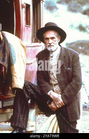 29 août 1993, Hollywood, Californie, États-Unis : JOHN ASTIN comme ''PROF WICKWIRE'' dans l'émission télévisée The Adventures of Briscoe County, Jr. La série a duré 27 épisodes sur le réseau Fox à partir de la saison 1993â€“94 (Credit image : © Entertainment Pictures via ZUMA Press) USAGE ÉDITORIAL SEULEMENT! Non destiné à UN USAGE commercial ! Banque D'Images