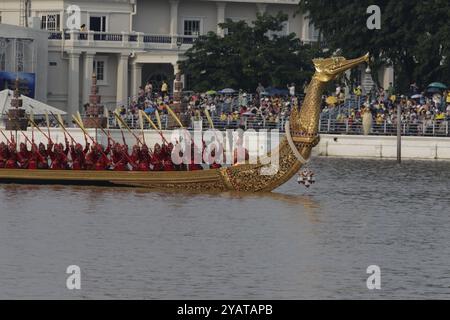Bangkok, Thaïlande. 15 octobre 2024. Les rameurs thaïlandais sillonnent les barges royales pendant la procession de la barge royale. La cérémonie de répétition avant la procession de la barge royale aura lieu sur la rivière Chao Phraya le 27 octobre pour présenter la Cathine royale, ou robes, au moine bouddhiste. (Photo de Chaiwat Subprasom/SOPA images/Sipa USA) crédit : Sipa USA/Alamy Live News Banque D'Images
