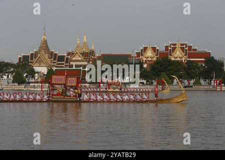 Bangkok, Thaïlande. 15 octobre 2024. Les rameurs thaïlandais sillonnent les barges royales pendant la procession de la barge royale. La cérémonie de répétition avant la procession de la barge royale aura lieu sur la rivière Chao Phraya le 27 octobre pour présenter la Cathine royale, ou robes, au moine bouddhiste. (Photo de Chaiwat Subprasom/SOPA images/Sipa USA) crédit : Sipa USA/Alamy Live News Banque D'Images