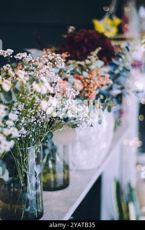 Gros plan des bouquets chics de fleurs de saison dans l'affichage de magasin de fleurs Banque D'Images