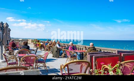 Cabourg, Colleville-sur-mer, France, personnes à la terrasse du Grand Hôtel Cabourg ( MGallery), éditorial exclusif. Banque D'Images