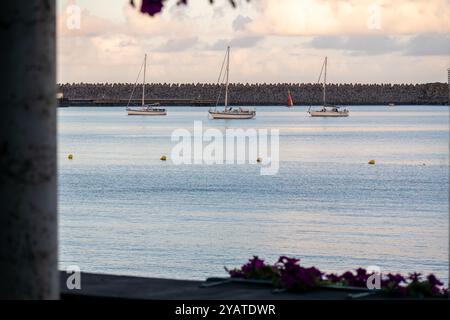 Vue de fenêtre de bateaux à voile flottant sur la mer à Praia da Vitoria, Açores Banque D'Images