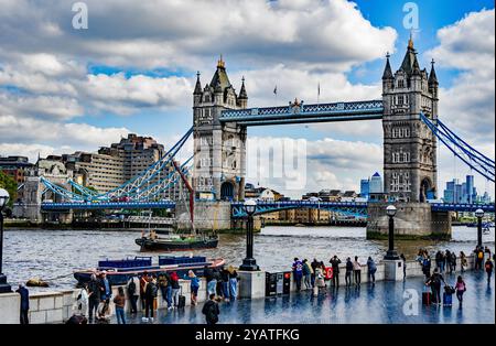 La barge à voile de la Tamise « Will » s'approche du Tower Bridge pour s'ouvrir. Banque D'Images