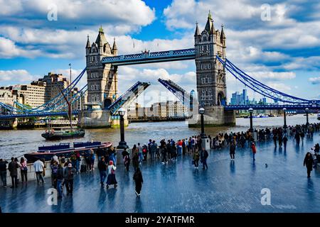 Tower Bridge ouvert pour permettre le passage de la barge à voile de la Tamise « Will ». Banque D'Images