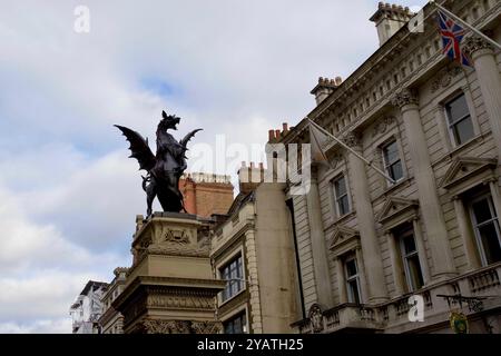 Dragon ou Griffin au sommet du monument de Temple Bar à la limite entre Westminster et la City de Londres, Angleterre. Banque D'Images