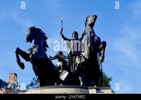 Statue 'Boadicea et ses filles' de Thomas Thornycroft, avec lance et char, pont de Westminster, Westminster, Londres, Angleterre. Banque D'Images