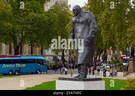Statue de Sir Winston Churchill, la place du Parlement, la ville de Westminster, Londres, Angleterre. Banque D'Images