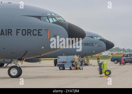 Les mainteneurs d'avions de l'US Air Force du 127th Air Faveling Group, Michigan Air National Guard, préparent un avion KC-135 Stratotanker pour le vol à l'aéroport Detroit Metropolitan Wayne County Airport (DTW) à Romulus, Michigan, le 30 septembre 2024. Un groupe tournant de près de 100 aviateurs du 127e Groupe de ravitaillement aérien et du personnel du 127e Groupe de soutien à la Mission a temporairement transféré les opérations de vol KC-135 à l'aéroport régional de Marquette Sawyer (anciennement base aérienne K.I. Sawyer) et DTW tandis que la base de la Garde nationale aérienne de Selfridge entreprend l'entretien et le resurfaçage de routine des lignes de vol. (ÉTATS-UNIS Banque D'Images