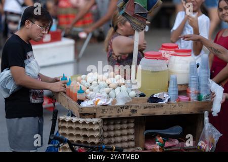 12/10/2024 Cebu City, Philippines. Un stand de nourriture de rue vendant la délicatesse philippine connue sous le nom de 'Balut' Balut est un emb d'oeuf de canard en développement fertilisé Banque D'Images