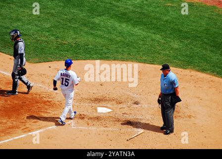 Un coureur marque facilement pour les Cubs de Chicago lors d'un match à Wrigley Field Banque D'Images