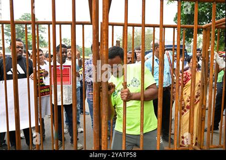 Kolkata, Inde. 15 octobre 2024. La police est forcée de retirer la barricade après le verdict de la haute Cour de Calcutta. (Photo de Suraranjan Nandi/Pacific Press) crédit : Pacific Press Media production Corp./Alamy Live News Banque D'Images