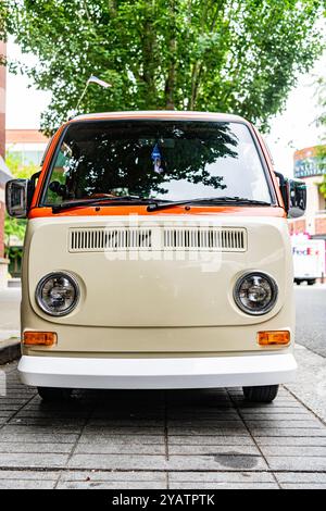 Seattle, WA, USA -22 juillet 2024 : 1995 Subaru Sambar VW Van Japonais. Voiture jouet. vue de face. Banque D'Images