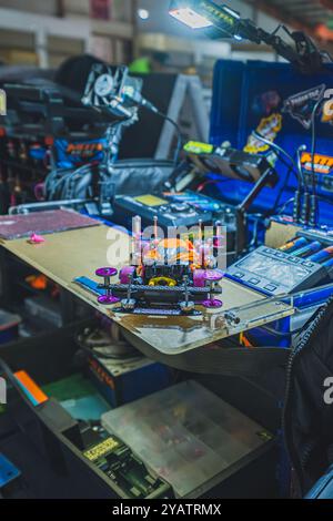 Balikpapan, Indonésie - 10 août 2024. Un gros plan d'une voiture de course Mini 4WD méticuleusement personnalisée affichée sur une station de tuning portable. Banque D'Images