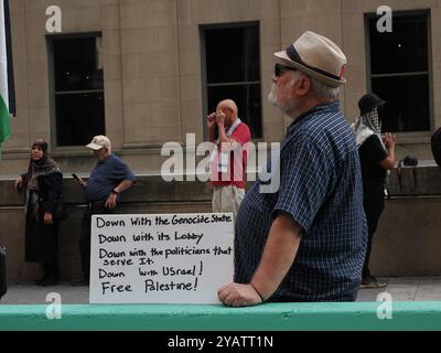 Toronto Canada / 20/09/ 2024. Les manifestants et les partisans contre la guerre à Gaza défilent dans le centre-ville de Toronto. Banque D'Images