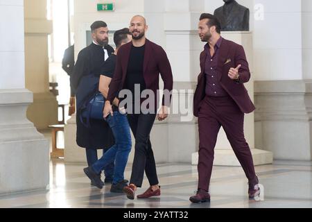 Bucarest, Roumanie. 15 octobre 2024 : Andrew Tate (à gauche) et son frère Tristan Tate (à droite) attendent pour entrer dans la salle d'audience de la Cour d'appel de Bucarest. Crédit : Lucian Alecu/Alamy Live Nouveau Banque D'Images