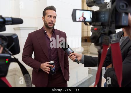 Bucarest, Roumanie. 15 octobre 2024 : Tristan Tate parle à la presse à la Cour d'appel de Bucarest. Crédit : Lucian Alecu/Alamy Live Nouveau Banque D'Images