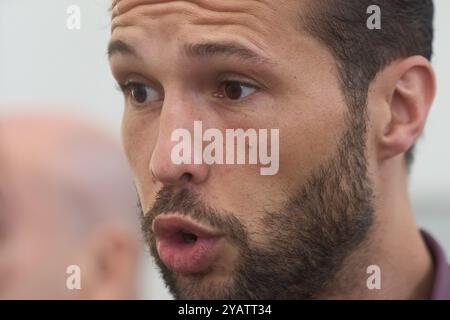 Bucarest, Roumanie. 15 octobre 2024 : Tristan Tate parle à la presse à la Cour d'appel de Bucarest. Crédit : Lucian Alecu/Alamy Live Nouveau Banque D'Images