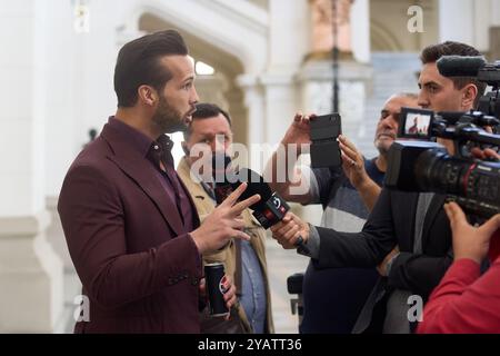 Bucarest, Roumanie. 15 octobre 2024 : Tristan Tate (l) parle à la presse à la Cour d'appel de Bucarest. Crédit : Lucian Alecu/Alamy Live Nouveau Banque D'Images