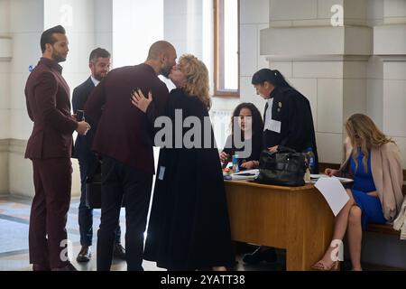 Bucarest, Roumanie. 15 octobre 2024 : Andrew Tate (C) et son frère Tristan Tate (l) attendent d'entrer dans la salle d'audience de la Cour d'appel de Bucarest. Crédit : Lucian Alecu/Alamy Live Nouveau Banque D'Images