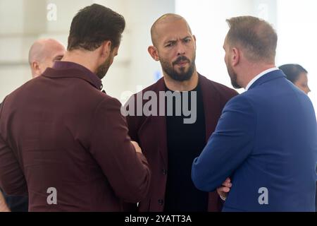 Bucarest, Roumanie. 15 octobre 2024 : Andrew Tate (C), son frère Tristan Tate (G) et leur avocat Eugen Constantin Vidineac (d) attendent d'entrer dans la salle d'audience de la Cour d'appel de Bucarest. Crédit : Lucian Alecu/Alamy Live Nouveau Banque D'Images