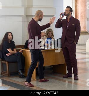 Bucarest, Roumanie. 15 octobre 2024 : Andrew Tate (à gauche) plaisante avec son frère Tristan Tate (à droite) alors qu'ils attendent d'entrer dans la salle d'audience de la Cour d'appel de Bucarest. Crédit : Lucian Alecu/Alamy Live Nouveau Banque D'Images