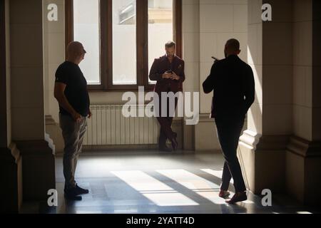 Bucarest, Roumanie. 15 octobre 2024 : Andrew Tate (R) et son frère Tristan Tate (C) attendent pour entrer dans la salle d'audience de la Cour d'appel de Bucarest. Crédit : Lucian Alecu/Alamy Live Nouveau Banque D'Images