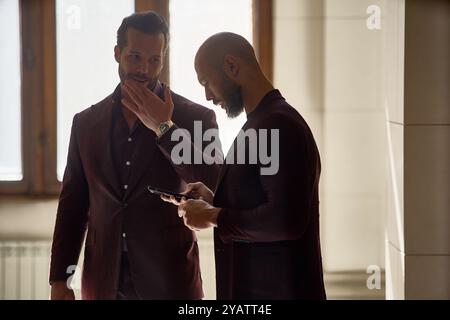 Bucarest, Roumanie. 15 octobre 2024 : Andrew Tate (R) et son frère Tristan Tate (l) attendent pour entrer dans la salle d'audience de la Cour d'appel de Bucarest. Crédit : Lucian Alecu/Alamy Live Nouveau Banque D'Images