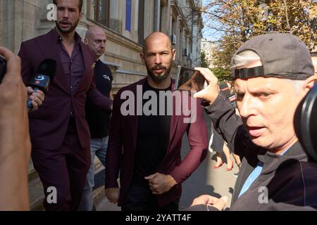 Bucarest, Roumanie. 15 octobre 2024 : Andrew Tate (C) et son frère Tristan Tate (l) quittent la Cour d'appel de Bucarest. Crédit : Lucian Alecu/Alamy Live Nouveau Banque D'Images