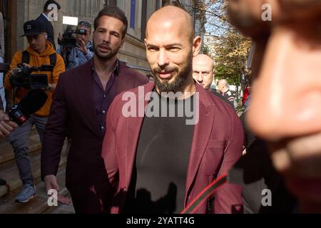 Bucarest, Roumanie. 15 octobre 2024 : Andrew Tate (C) et son frère Tristan Tate (l) quittent la Cour d'appel de Bucarest. Crédit : Lucian Alecu/Alamy Live Nouveau Banque D'Images